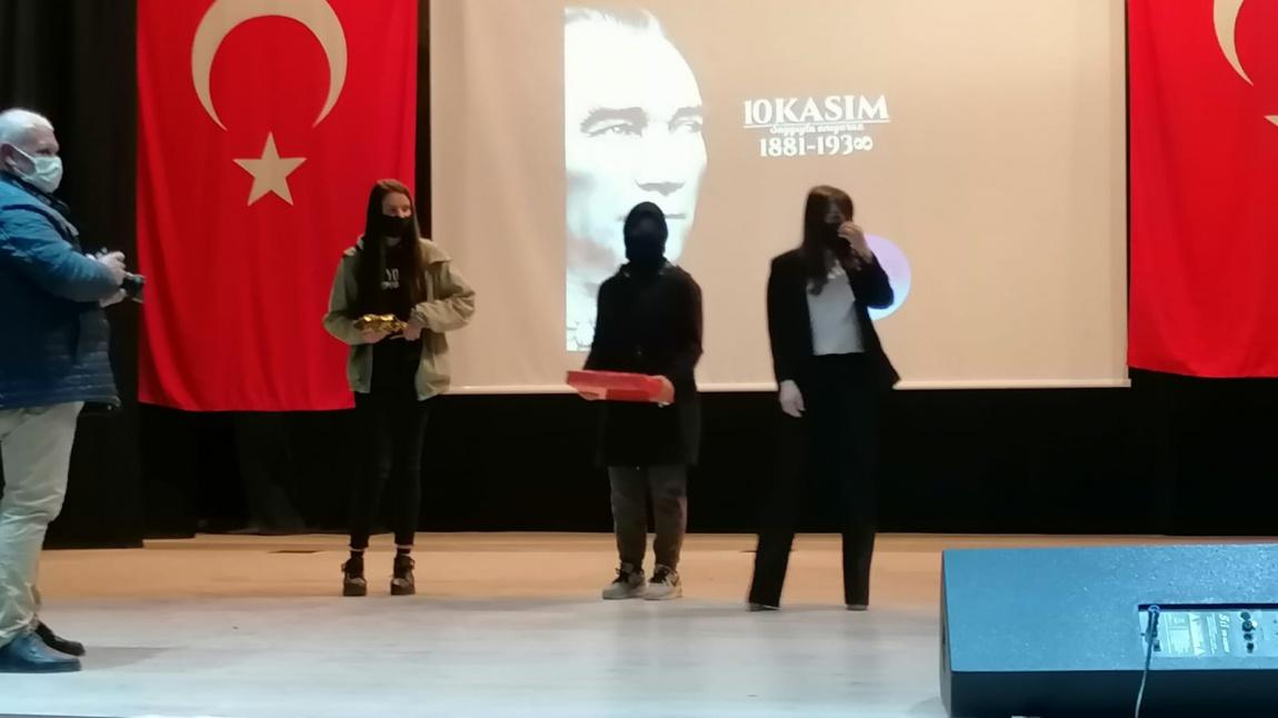 10 Kasım Atatürk'ü Anma Günü Kapsamında Gerçekleştirilen Yarışmada Öğrencimiz Elif ERCİYES Şiir Dalında İlçe 2.si Oldu.